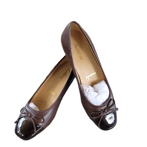 Trotters Women's Lylis Calssic Leather Pump
